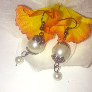 Faux pearl earrings. (061)